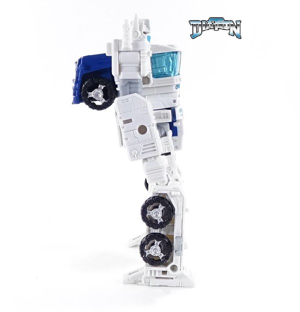 Transformers Siege Ultra Magnus In Hand  (15 of 28)